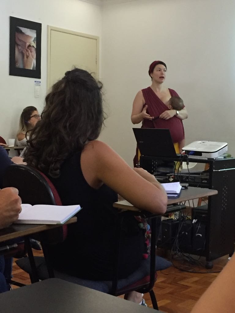 Josie Zecchinelli ministrando aula com seu filho no sling