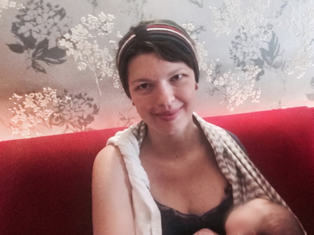 Josie Zecchinelli com seu bebê recém-nascido no sling na maternidade