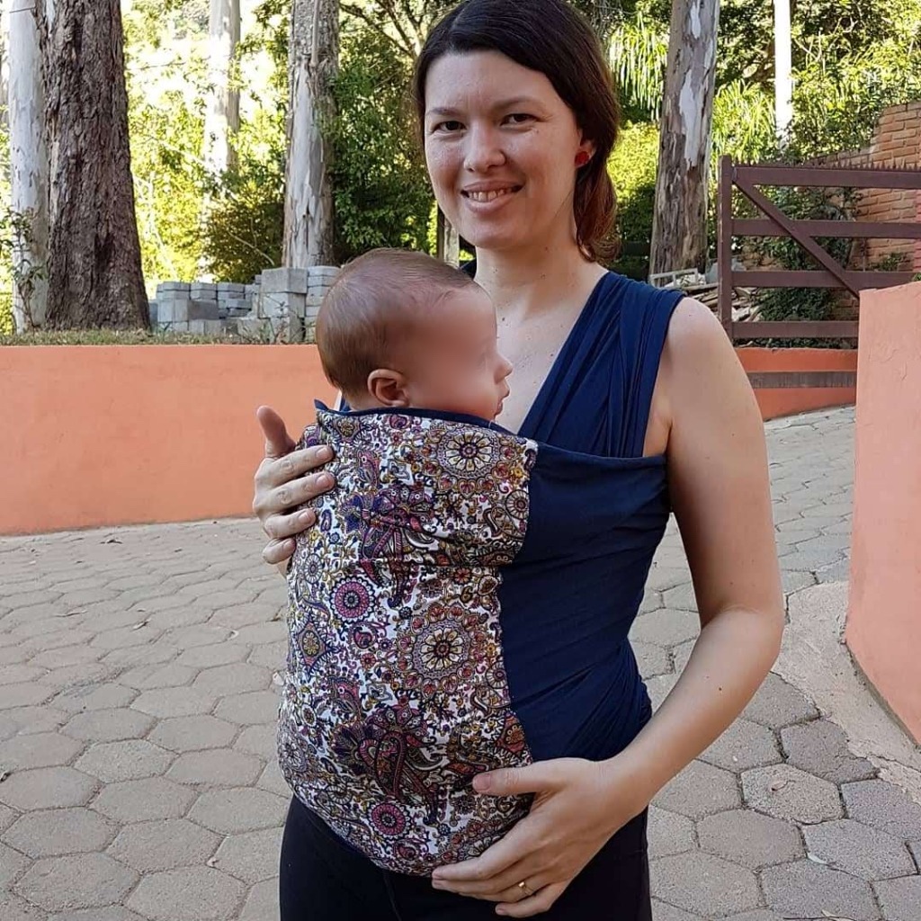 Josie Zecchinelli com bebê no carregador estampado experimentando diferentes tecidos e modelos