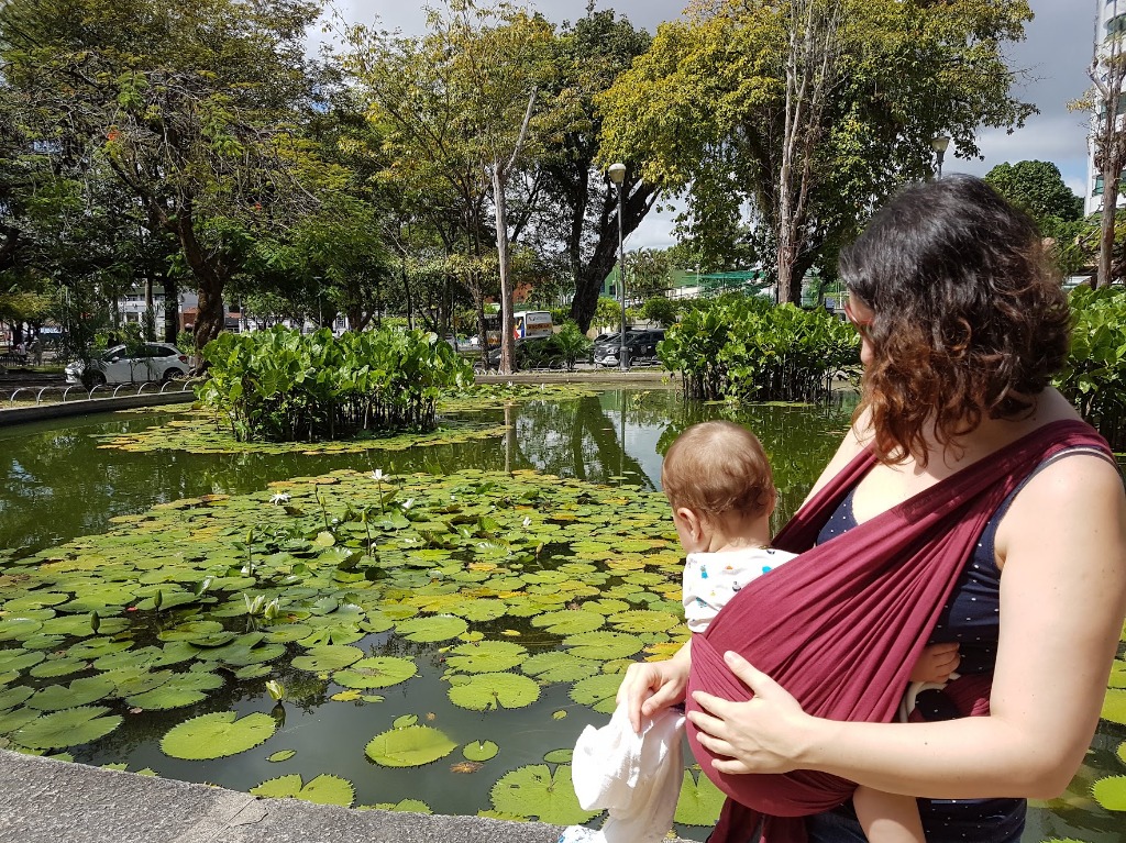 Josie Zecchinelli em passeio ao ar livre com o filho no sling