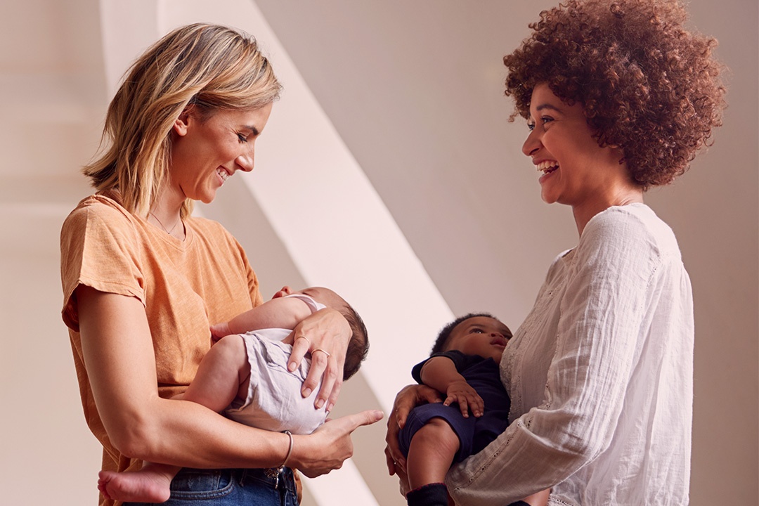 Duas mães com seus bebês